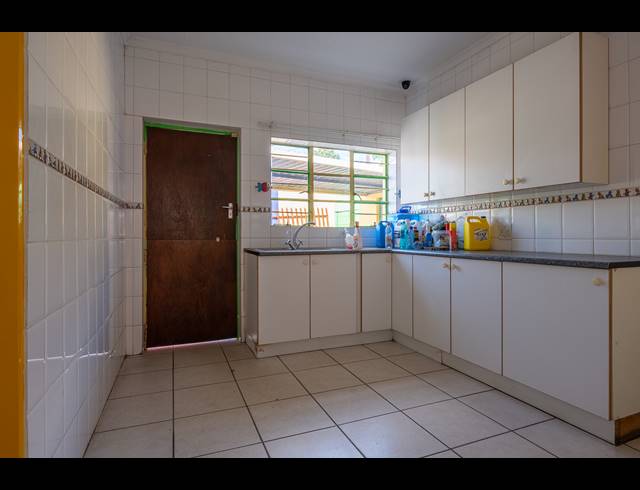 600M² BUILDING FOR SALE IN HURLYVALE